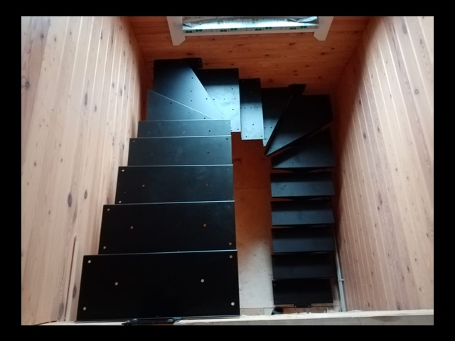 Лестница на 2 этаж на косоуре, поворот на 180°. Артикул: ЛМК-06