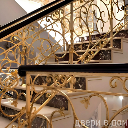 Кованые золотые перила с изогнутым поручнем КП-0050