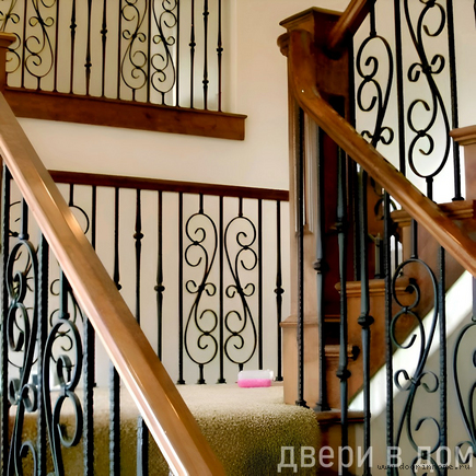 Кованые перила с деревянным поручнем и столбами КП-0059