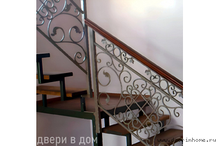 Кованые перила с поручнем из дерева КП-0071