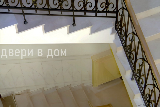 Перила черно-золотые с коваными завитками КП-0110