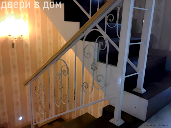 Белые кованые перила с деревянным поручнем КП-016