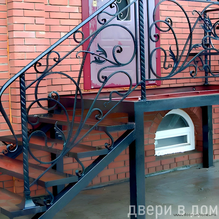 Перила кованые для изогнутой лестницы на улице КП-0178