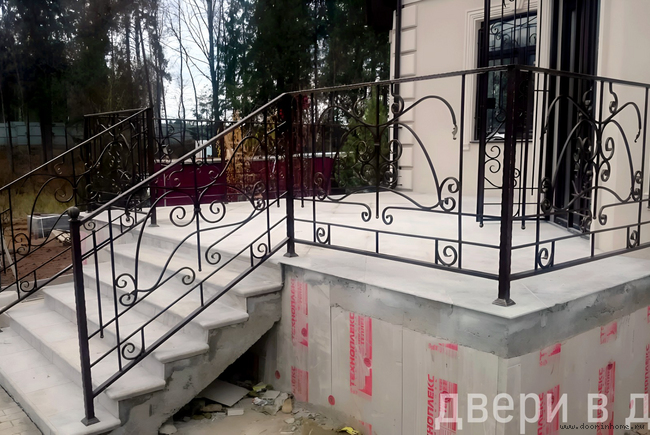 Кованые перила уличные черные КП-022