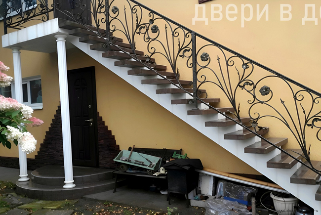 Красивые кованые перила для белой лестницы КП-029