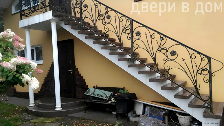 Красивые кованые перила для белой лестницы КП-029