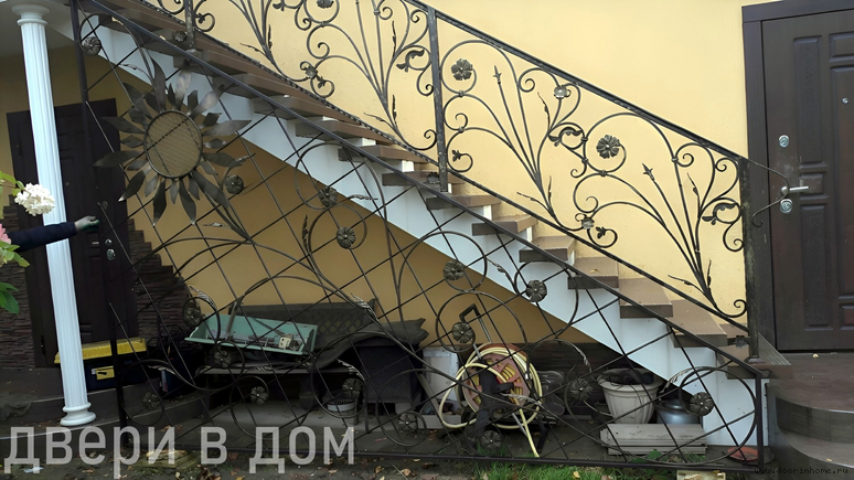 Красивые кованые перила для белой лестницы КП-029