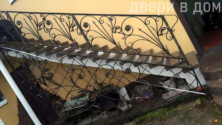 Красивые кованые перила для белой лестницы КП-029