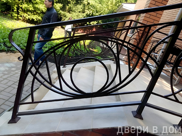 Кованые черные перила уличные КП-050