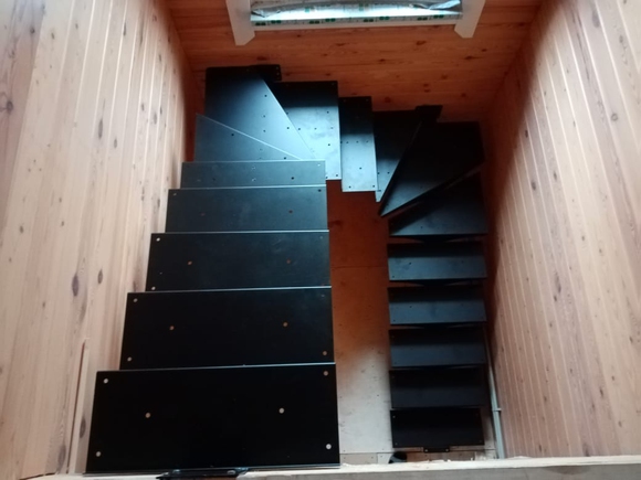 Лестница на 2 этаж на косоуре, поворот на 180° ЛМК-06