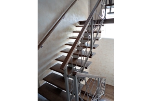 Лестница на 2 этаж на монокосоуре, поворот на 180° ЛМК-07