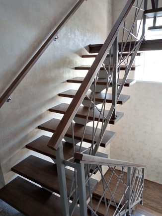 Лестница на 2 этаж на монокосоуре, поворот на 180° ЛМК-07