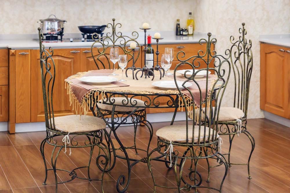 кованые стулья и стол